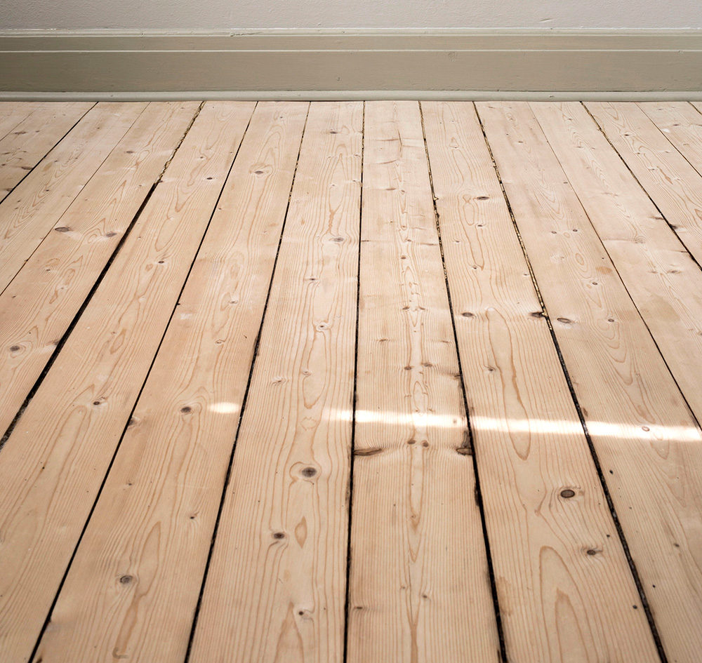 ett lutat och oljat grangolv