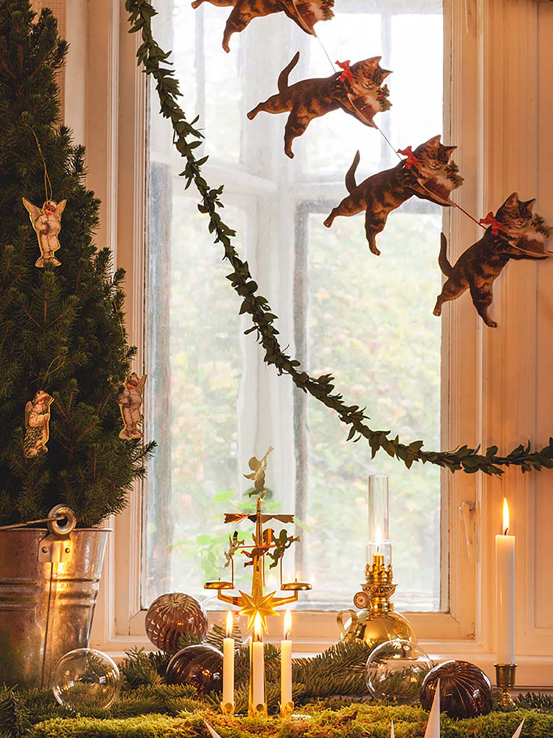 Brinnande &auml;nglaspel och olika former av girlanger.