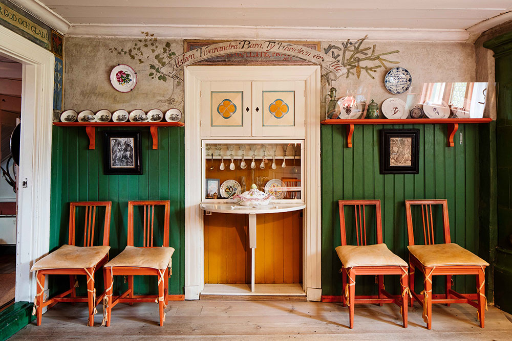 Matsalen med hylla Matsalen l&auml;ngs v&auml;ggen.