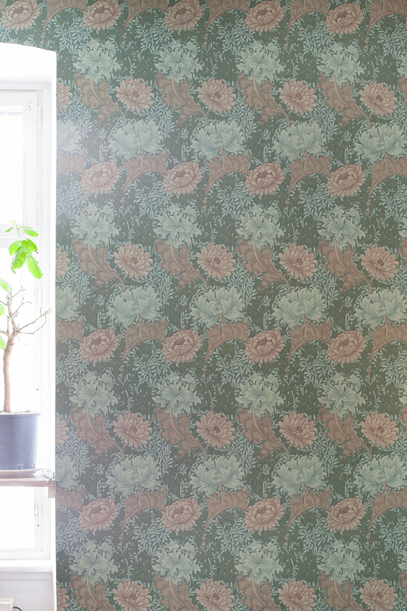 Gr&ouml;nblommig tapet av William Morris