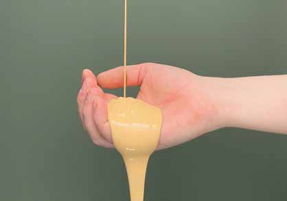 F&auml;rg h&auml;lls p&aring; &ouml;ppen hand, framf&ouml;r m&aring;lad v&auml;gg med Auro v&auml;ggf&auml;rg i kul&ouml;r Turkos Patricia.