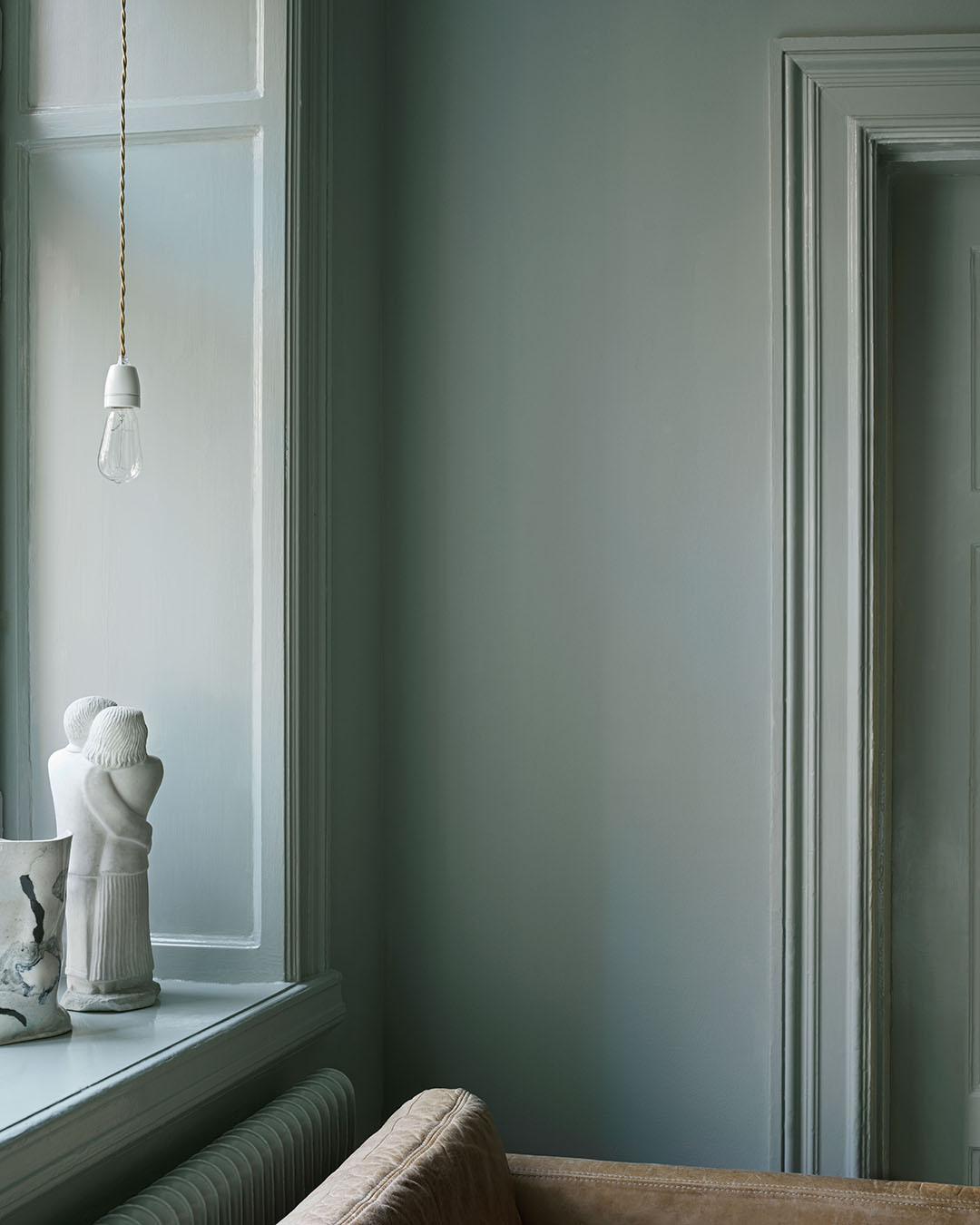 Rum m&aring;lat med v&auml;ggf&auml;rg och snickerif&auml;rg, genomg&aring;ende i kul&ouml;ren Gr&aring;p&auml;ron, fr&aring;n Auro.