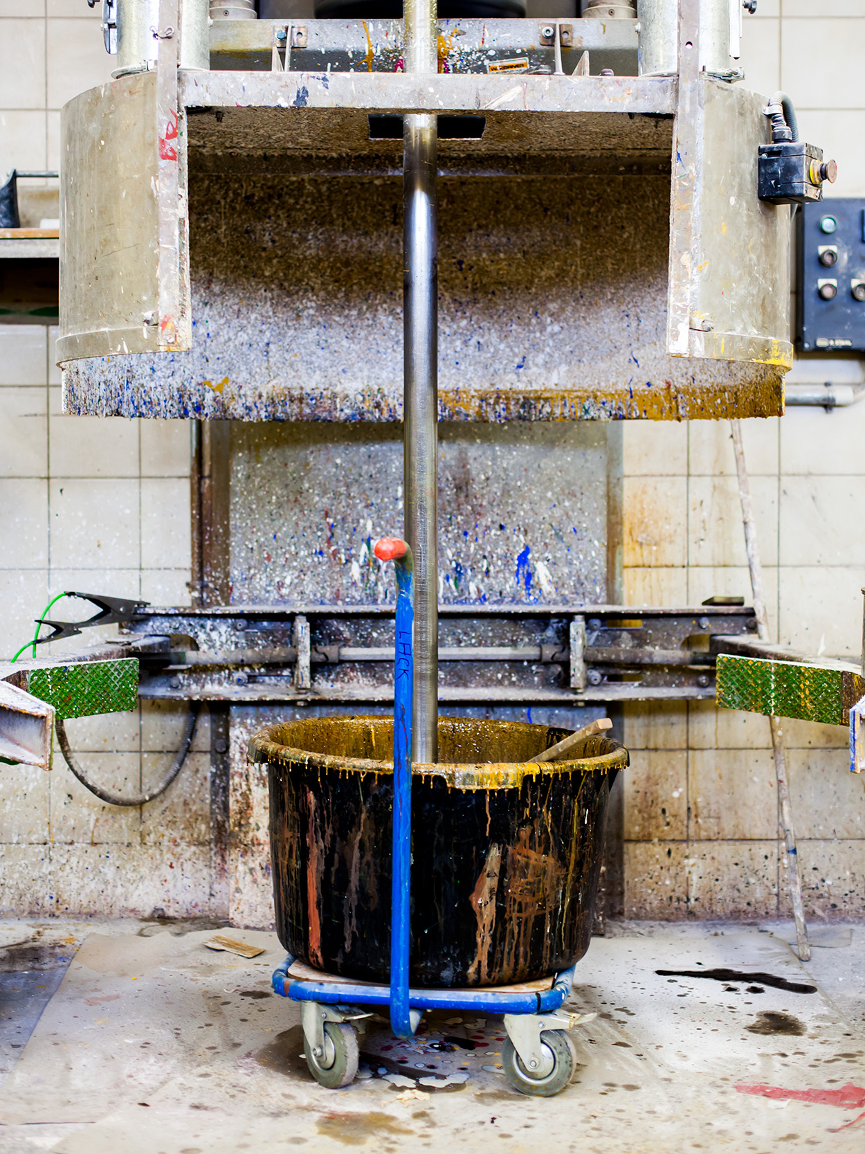 F&auml;rgblandning och pigment hos Auros f&auml;rgfabrik.