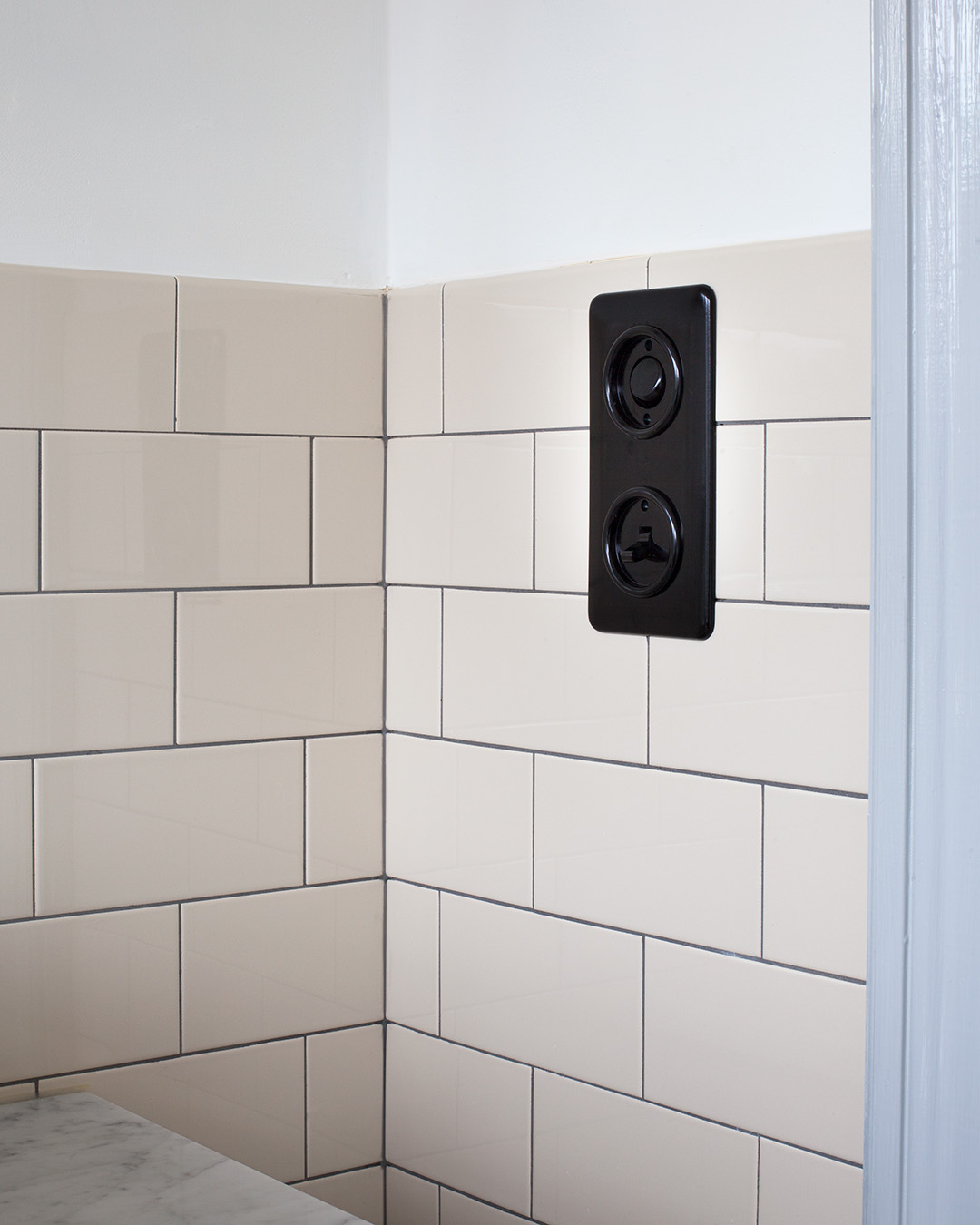 Tv&aring;facksram i bakelit med tryckdimmer och uttag