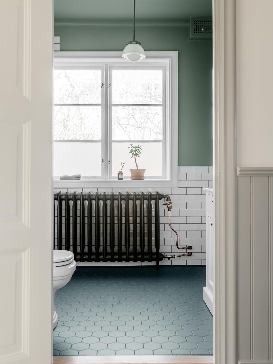 K&ouml;k med kakel H&E Smith i kul&ouml;rerna Primrose och Inca Gold.