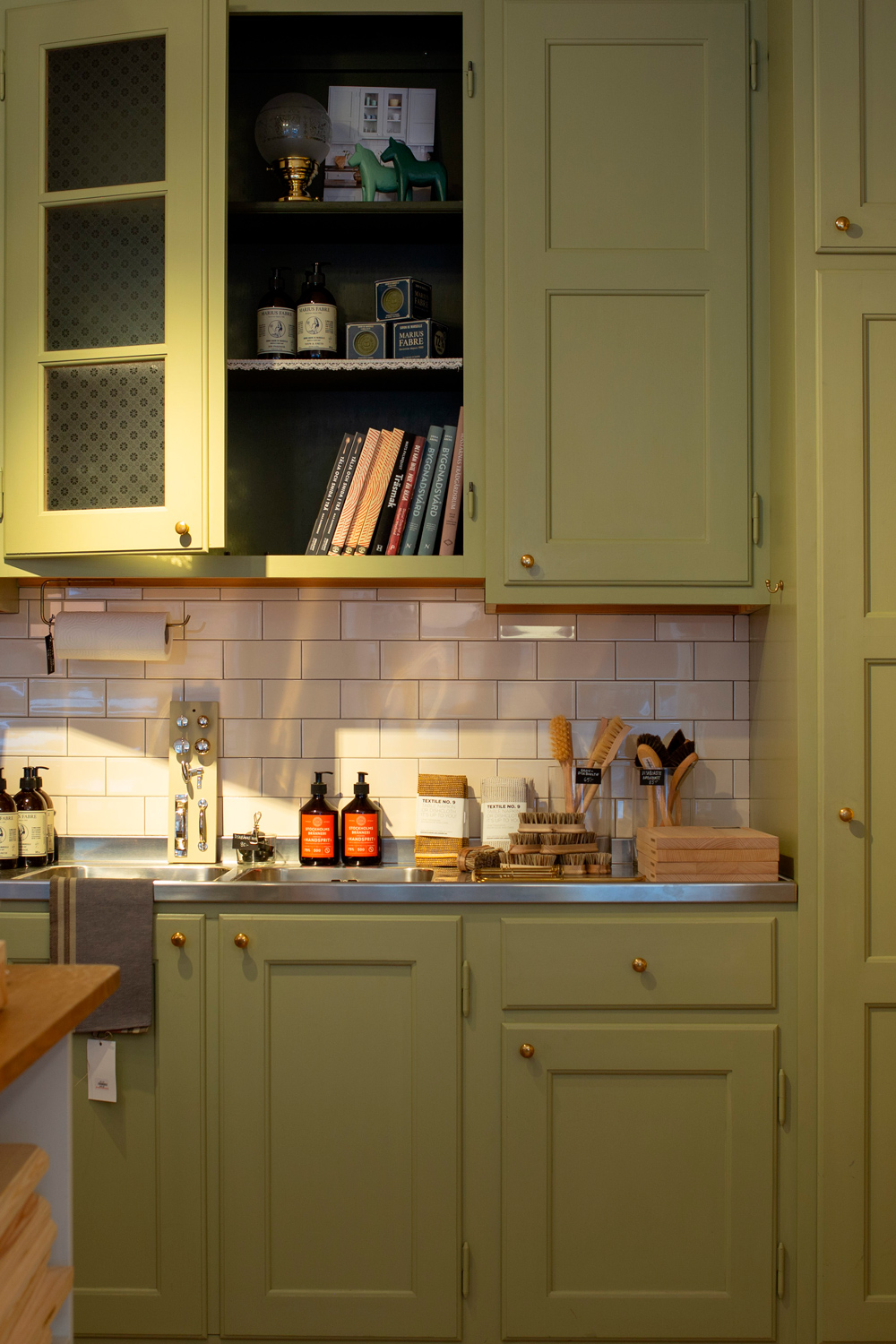 Utst&auml;llningsk&ouml;k i sekelskiftesstil i Byggfabrikens g&ouml;teborgsbutik.