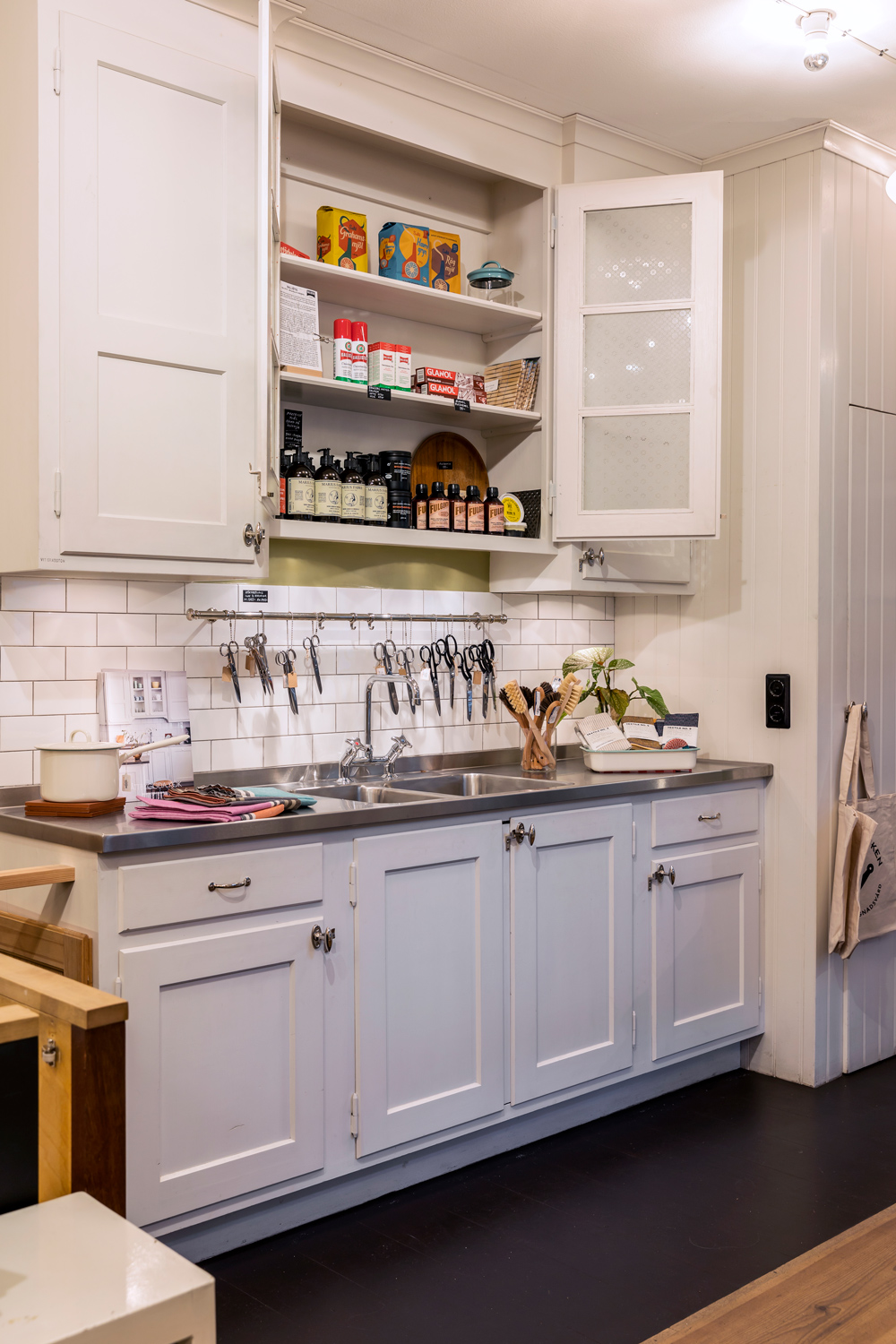 Utst&auml;llningsk&ouml;k i sekelskiftesstil i Byggfabrikens malm&ouml;butik.