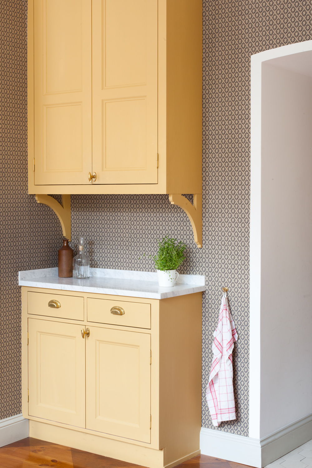 M&aring;ttbyggd k&ouml;kssektion i sekelskiftesstil i Byggfabrikens butik i Vasastan.