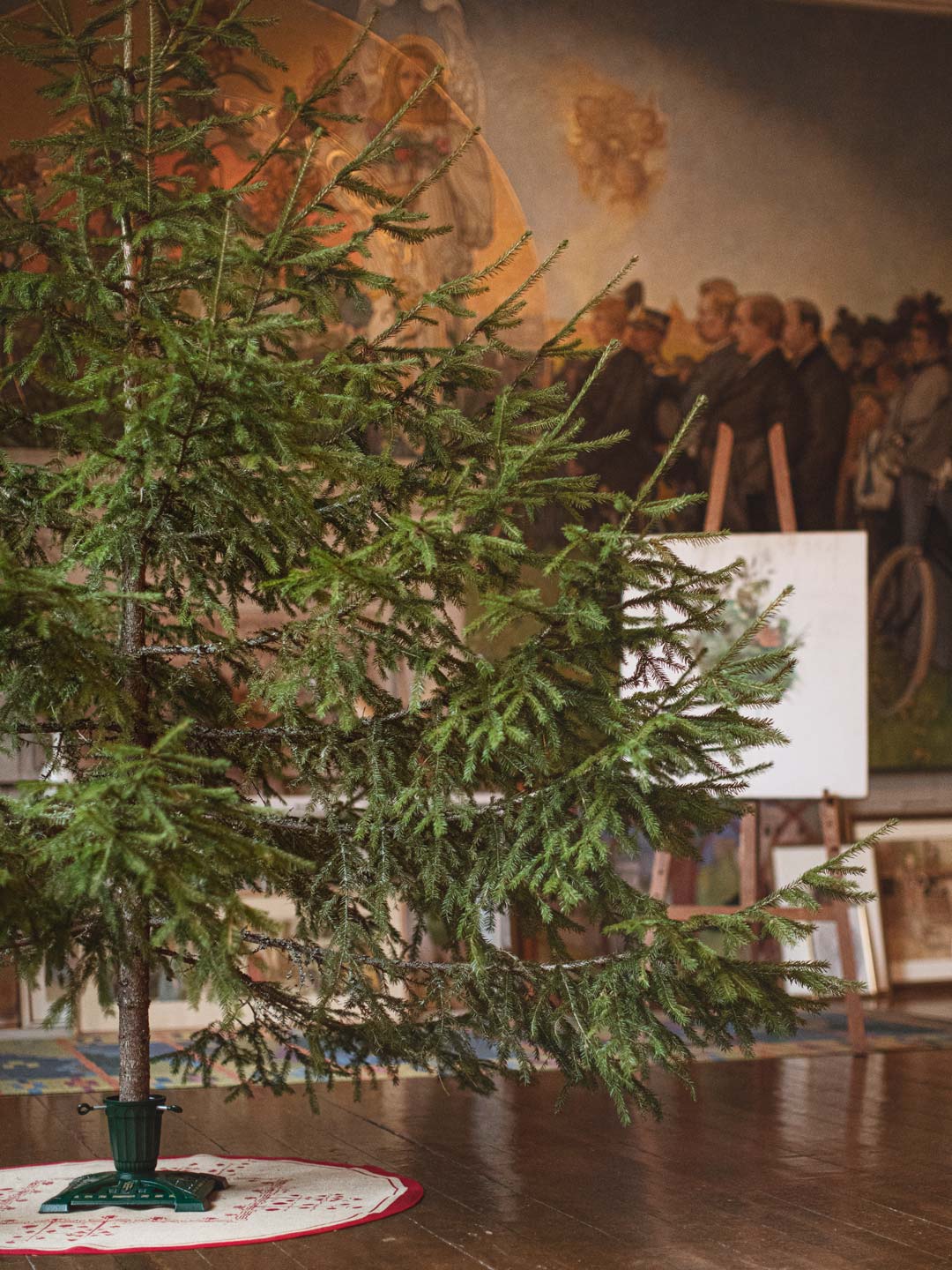 Julgran i gr&ouml;n julfransfot fr&aring;n Byggfabriken, framtagen i samarbete med Carl Larsson.