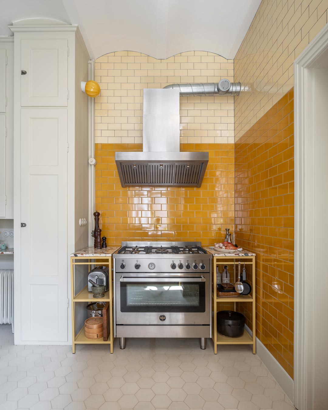 K&ouml;k med kakel H&E Smith i kul&ouml;rerna Primrose och Inca Gold.