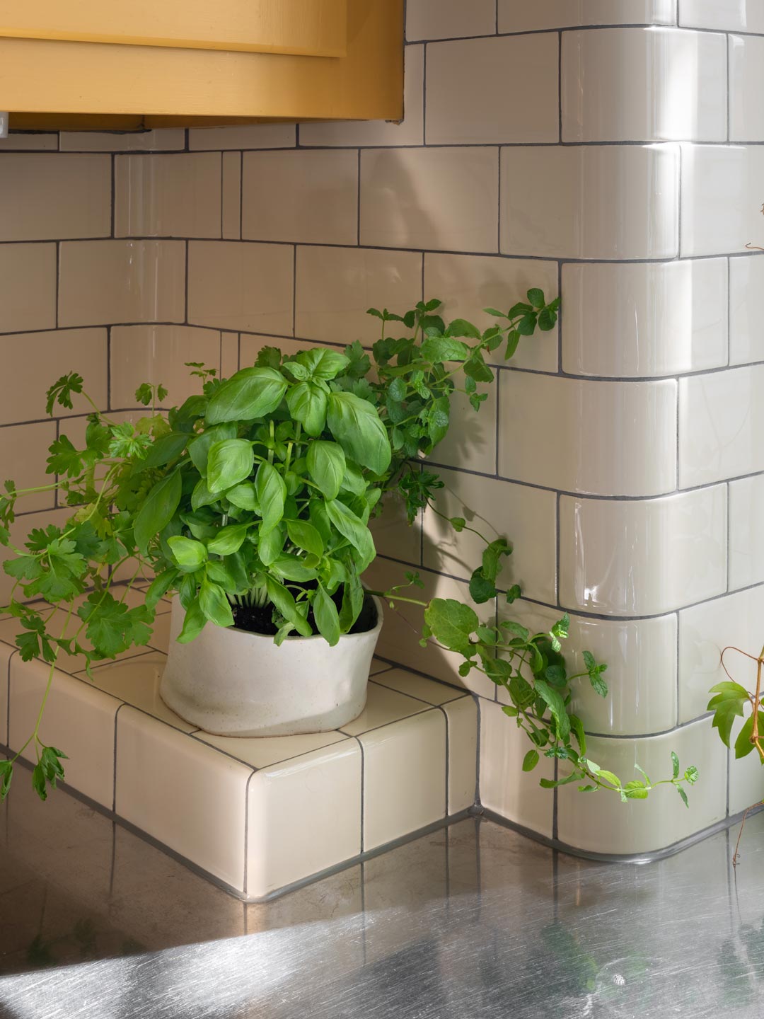 Kakel fr&aring;n H&E Smith, i kul&ouml;r Magnolia, som smiter runt h&ouml;rn.