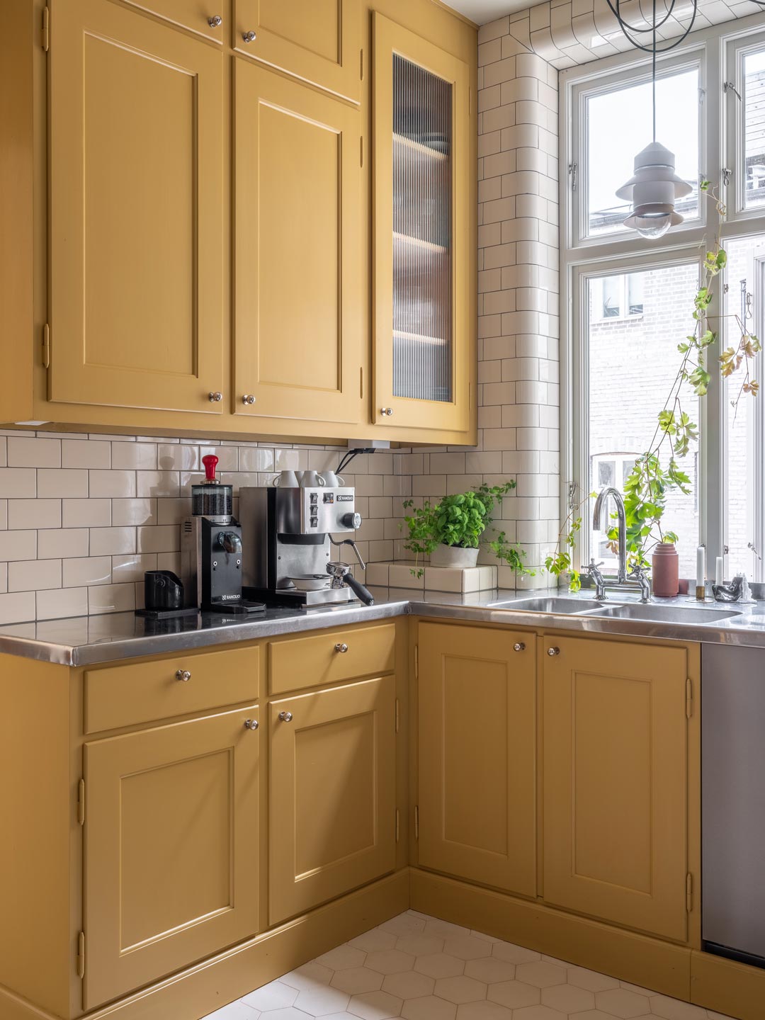 Byggfabrikenk&ouml;k m&aring;lat i sandgul linoljef&auml;rg.