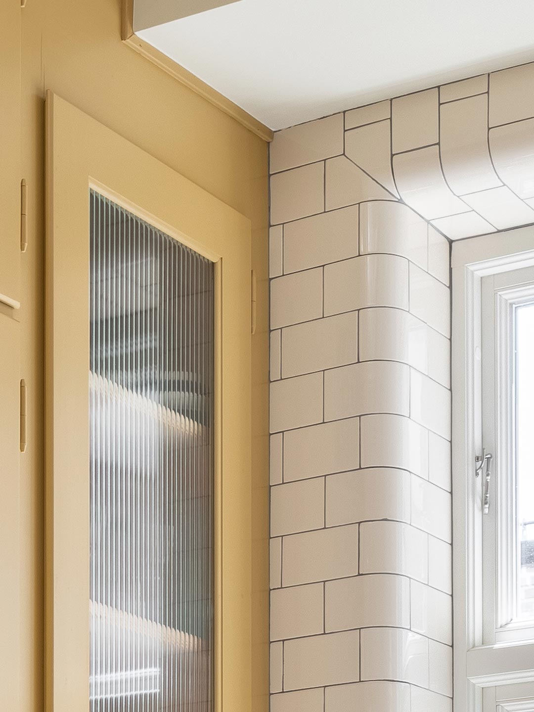 Kakel runt h&ouml;rn in i f&ouml;nsternisch. Magnolia fr&aring;n H&E Smith.