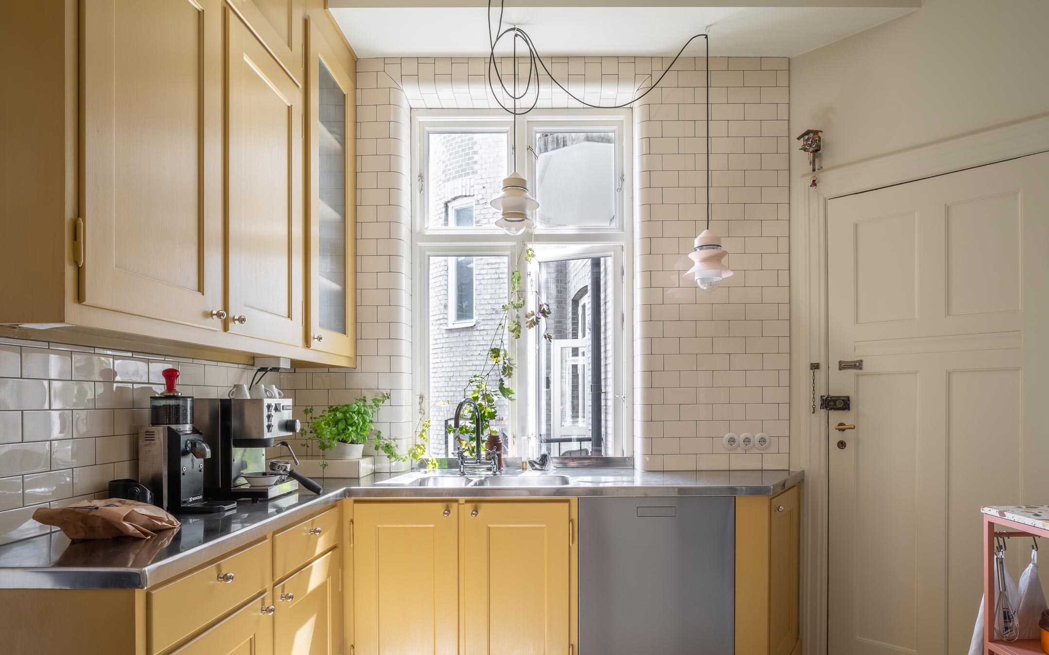 Byggfabrikenk&ouml;k m&aring;lat i sandgul linoljef&auml;rg. Kakel fr&aring;n H&E Smith i kul&ouml;r Magnolia.