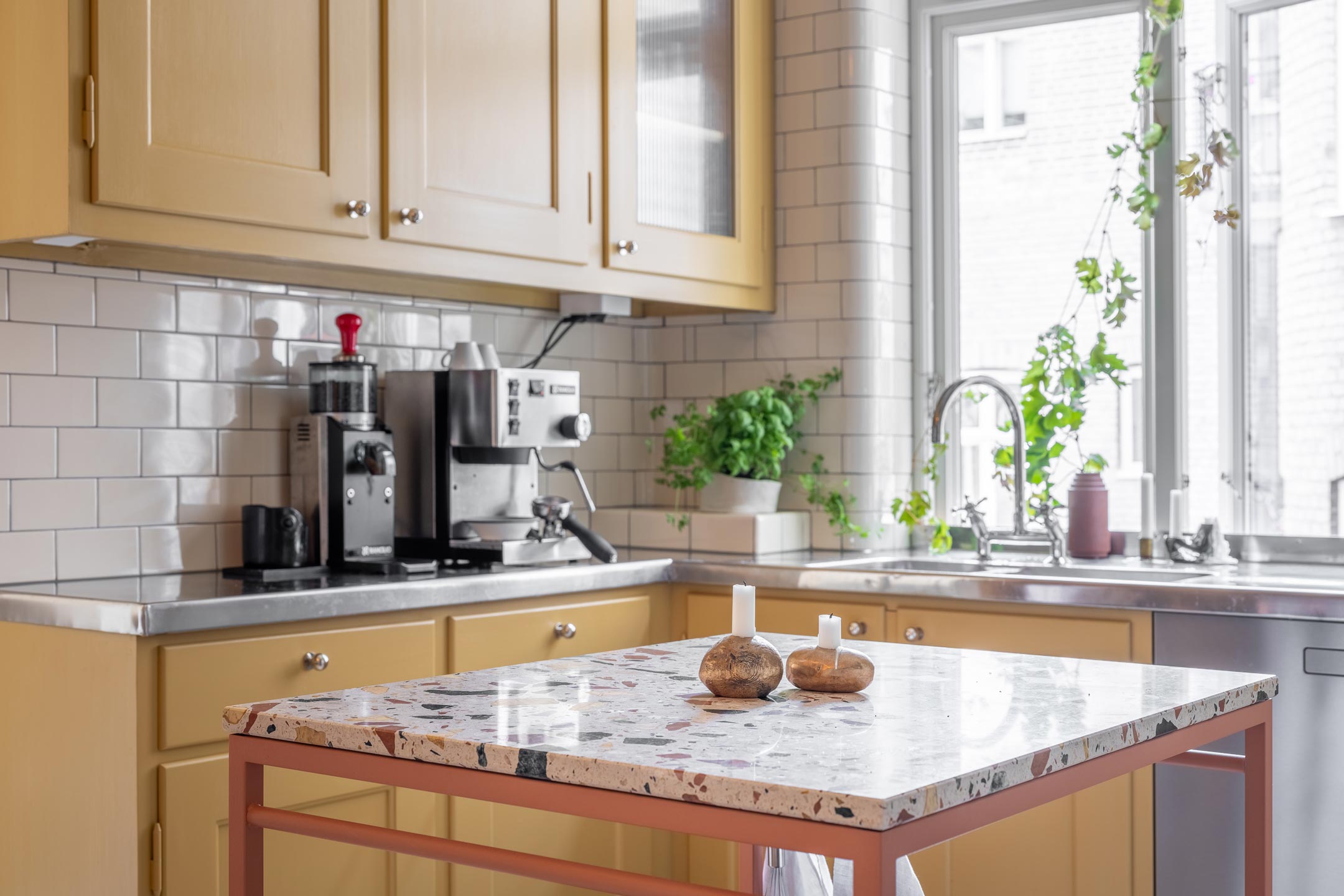 Byggfabrikenk&ouml;k m&aring;lat i sandgul linoljef&auml;rg. K&ouml;ks&ouml; med terrazo.