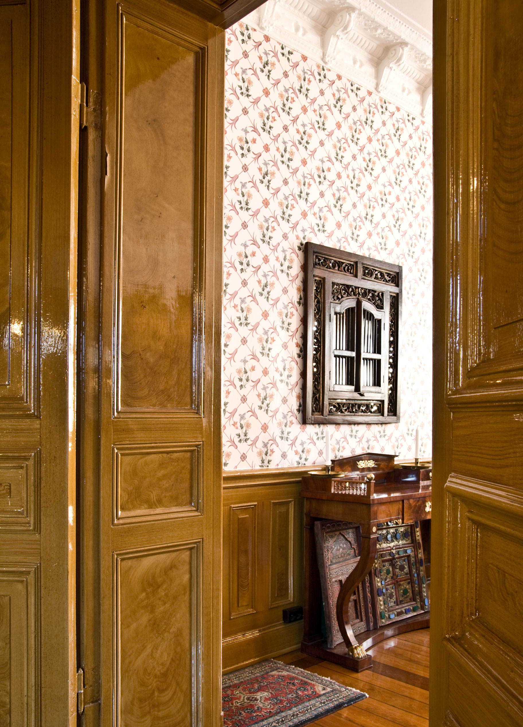 Fernissade dubbeld&ouml;rrar i sekelskiftesv&aring;ning