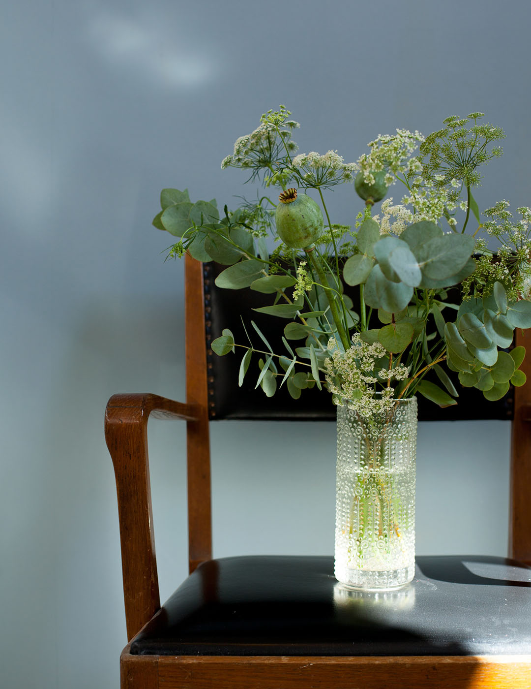 V&auml;gg m&aring;lad med Auros v&auml;ggf&auml;rg i kul&ouml;ren Duvbl&aring;.