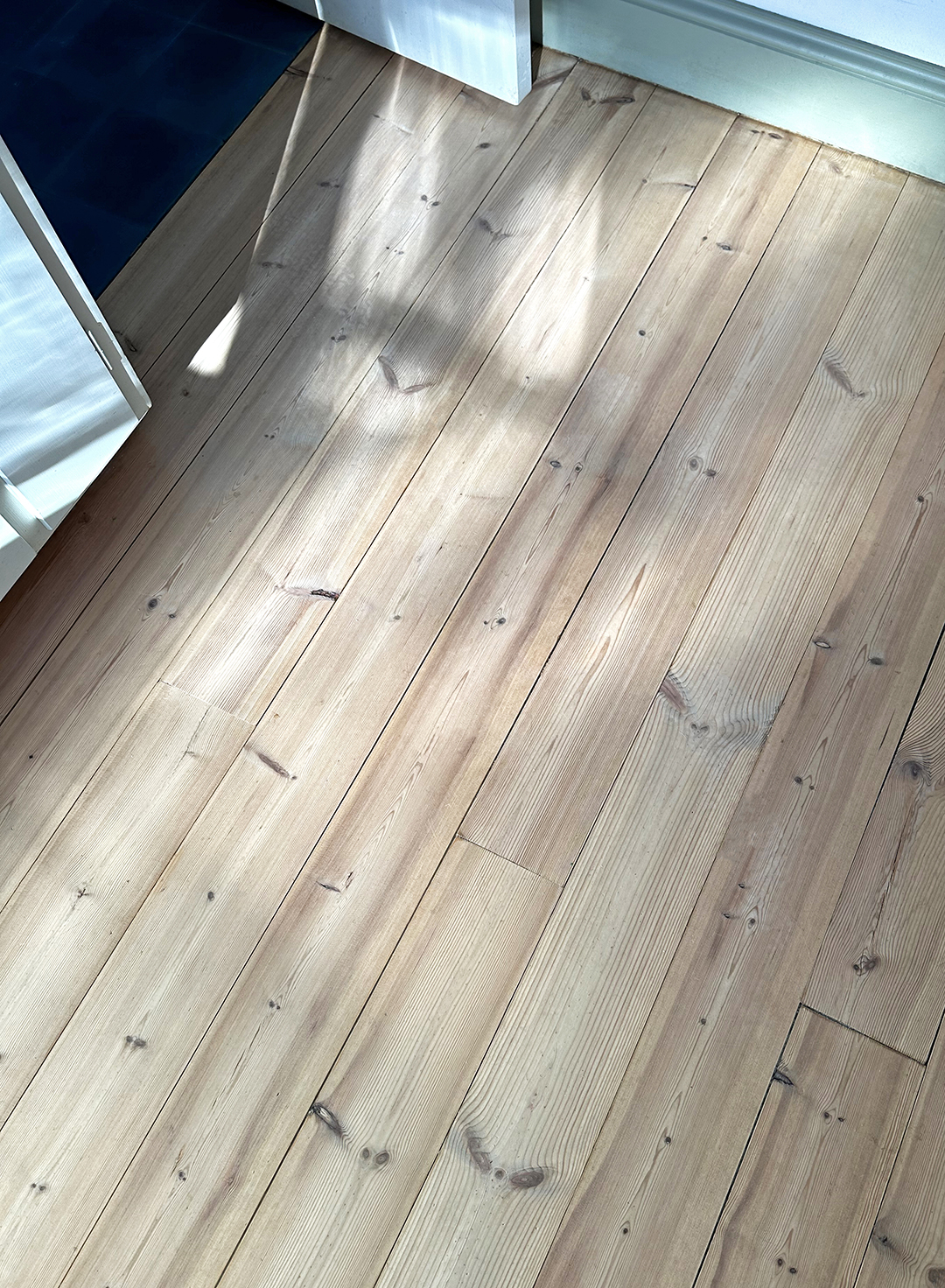 Ett br&auml;dgolv i furu behandlat med kalk.