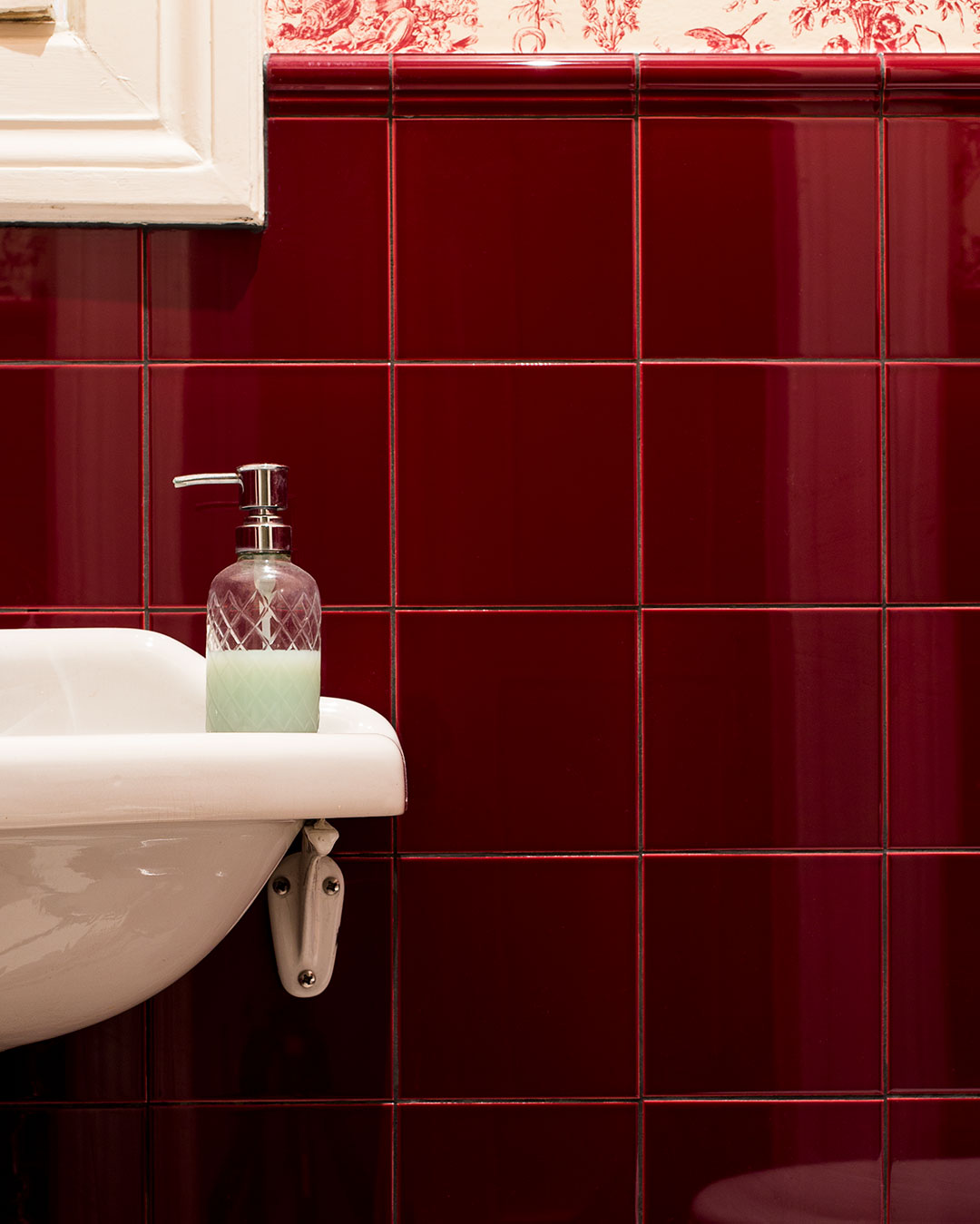 Toalett med vinr&ouml;tt kakel i kul&ouml;ren Burgundy