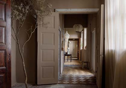 Rum i fil, sekelskiftesv&aring;ning i sobra f&auml;rger.