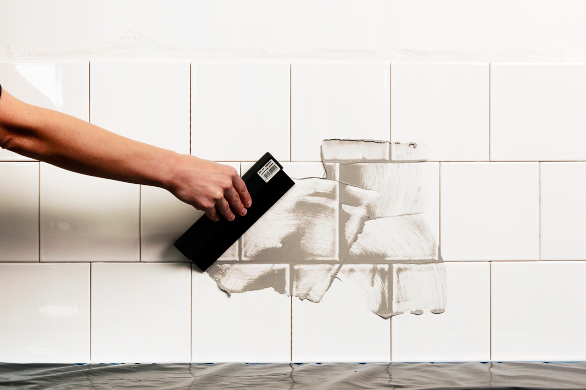 Fogningen p&aring;b&ouml;rjad. rakeln dras fr&aring;n mitten och ut&aring;t.