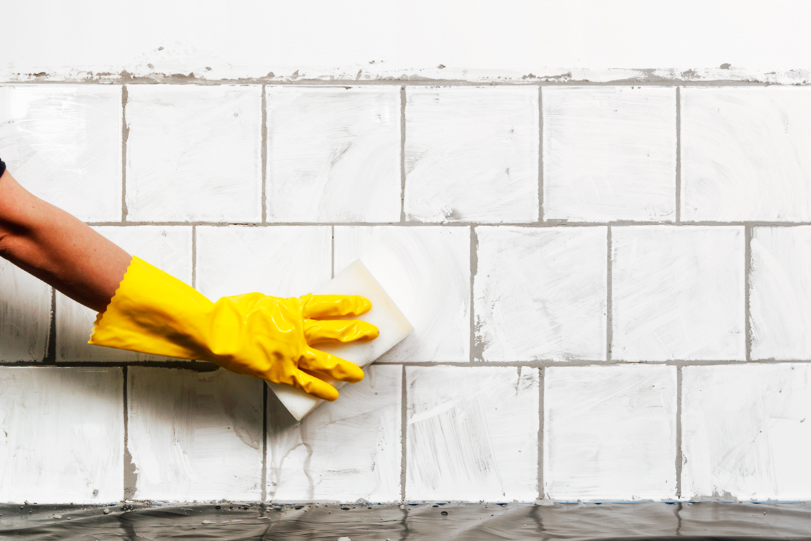 &Ouml;verskottet av fog tv&auml;ttas bort med en svamp.