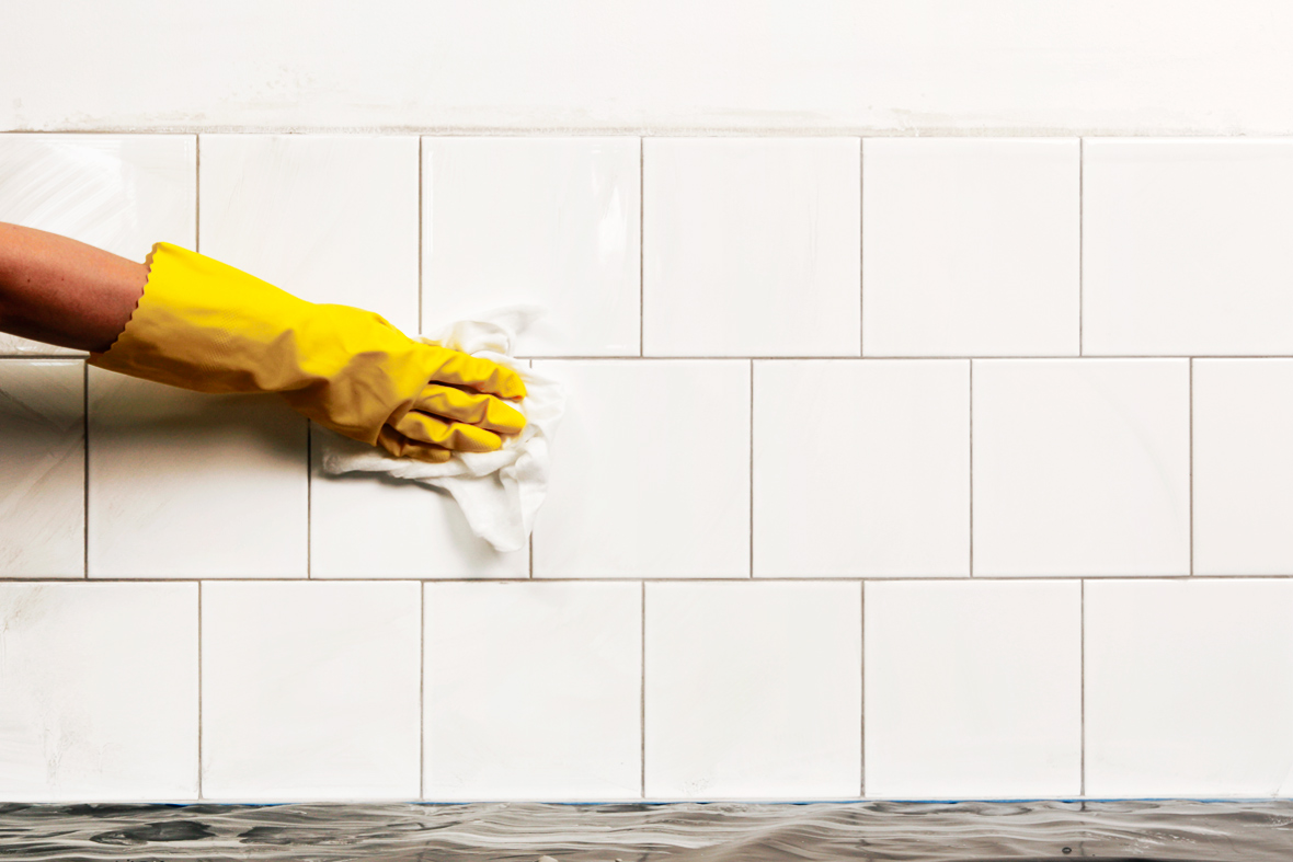 Det sista av fogresterna torkas f&ouml;rsiktigt bort med en trasa.