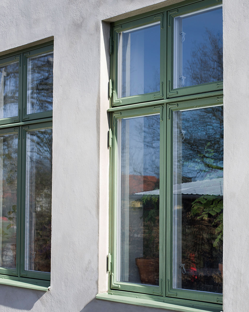 Gr&ouml;nm&aring;lat f&ouml;nster m&aring;lat med linoljef&auml;rg.