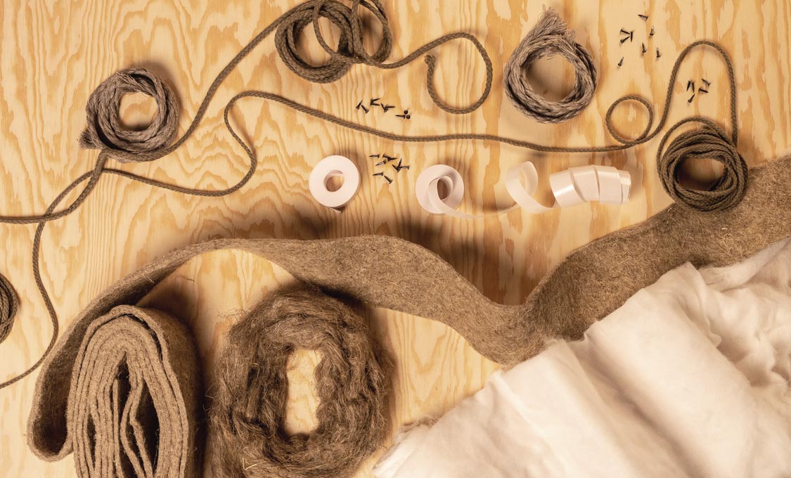 Samlingsbild p&aring; produkter f&ouml;r t&auml;tning av &auml;ldre f&ouml;nster och d&ouml;rr.