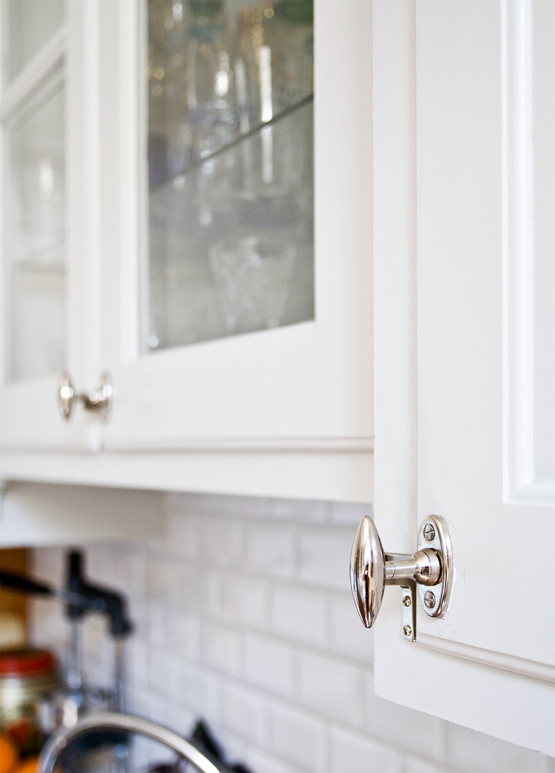 F&ouml;rnicklat sk&aring;psvred i ett vitm&aring;lat, m&aring;ttbyggt k&ouml;k i sekelskiftesstil.