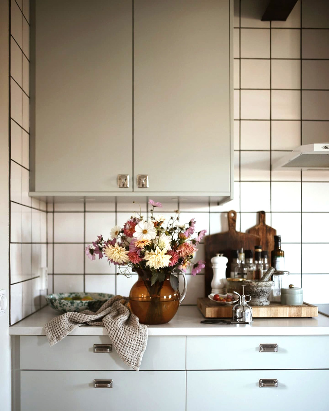 Funkisk&ouml;k med l&aring;dhandtag och snabelbeslag i rostfritt st&aring;l.