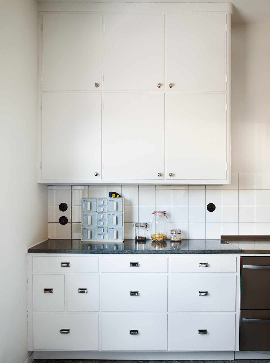 M&aring;ttbyggd sk&aring;pssektion i funkisstil, m&aring;lad med vit linoljef&auml;rg och med tidsenliga beslag i f&ouml;rnicklad m&auml;ssing.