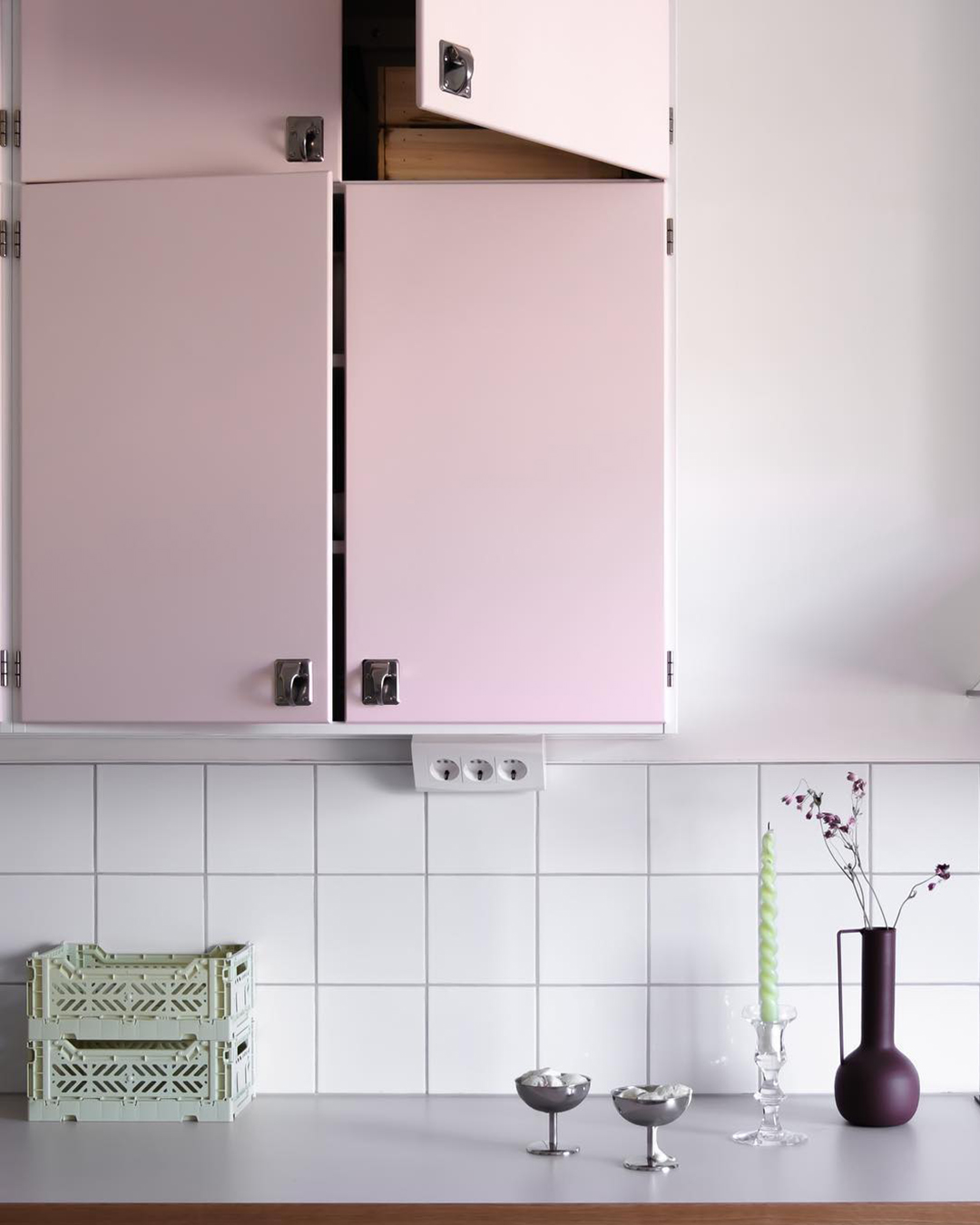 Funkisk&ouml;k i rosa med snabelbeslag Malmg&aring;rden.