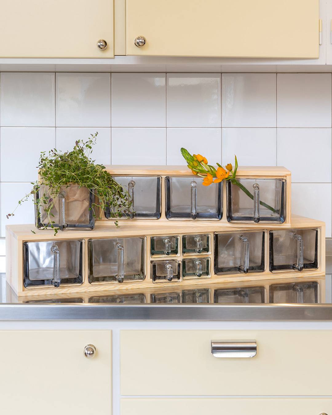 Ljusgult m&aring;ttbyggt k&ouml;k med f&ouml;rnicklade Ribershusknoppar och handtag Ribershus.