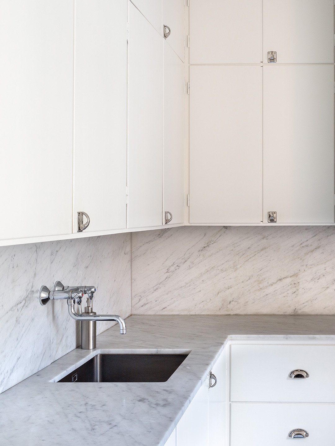 M&aring;ttbyggt funkissk&ouml;k med raka, sl&auml;ta sektioner och beslag i f&ouml;rnicklad m&auml;ssing och rostfritt st&aring;l. Marmorskiva som st&auml;nkskydd och b&auml;nkskiva.