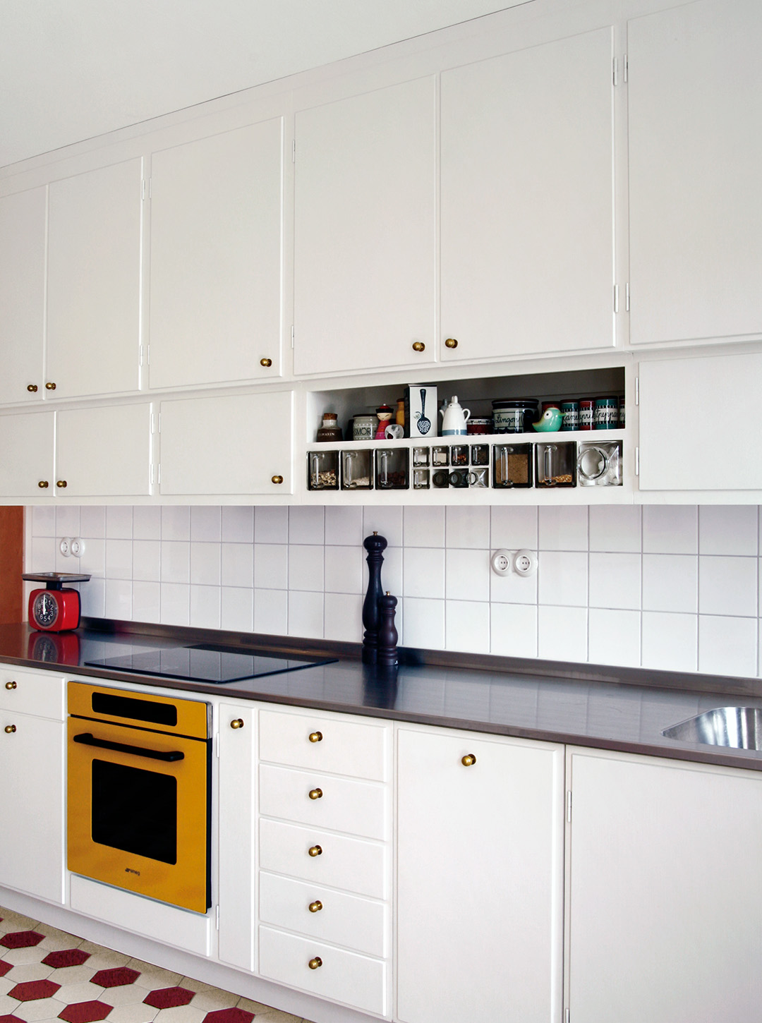 M&aring;ttbyggt k&ouml;k i funkisstil, vitm&aring;lat med linoljef&auml;rg.