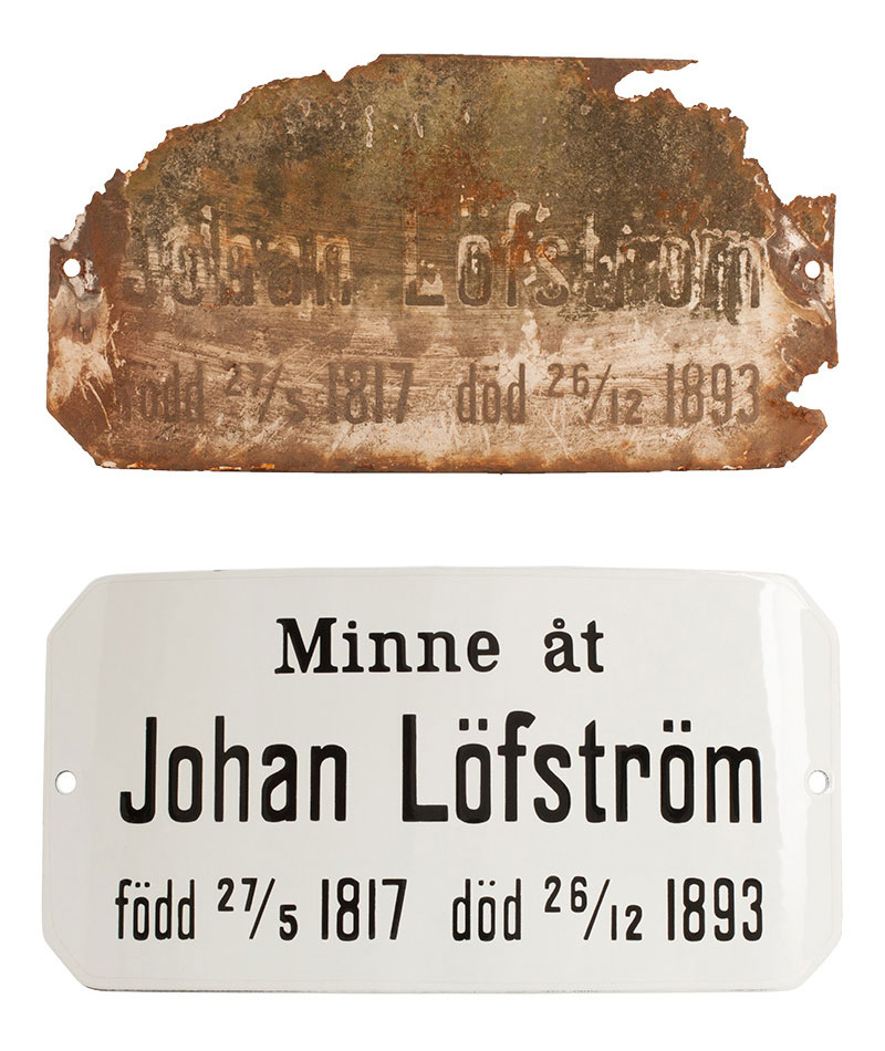 Originalskylt och nytillverkad vit emaljskylt med svart text, exakt efter f&ouml;rlaga.