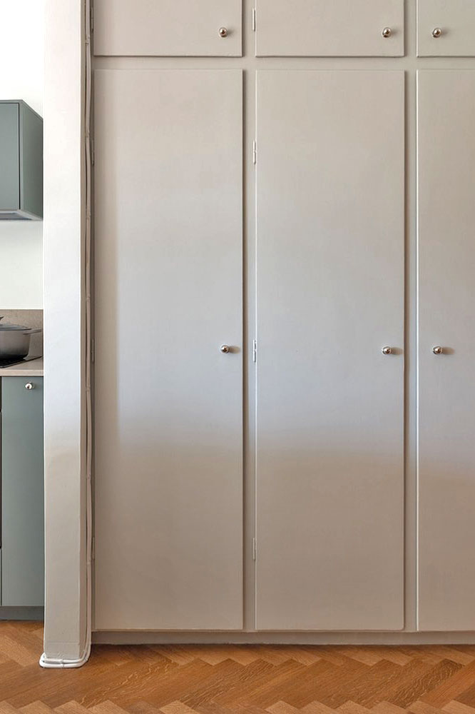 Garderobssektion i gr&aring;tt med Ribershusknoppar.