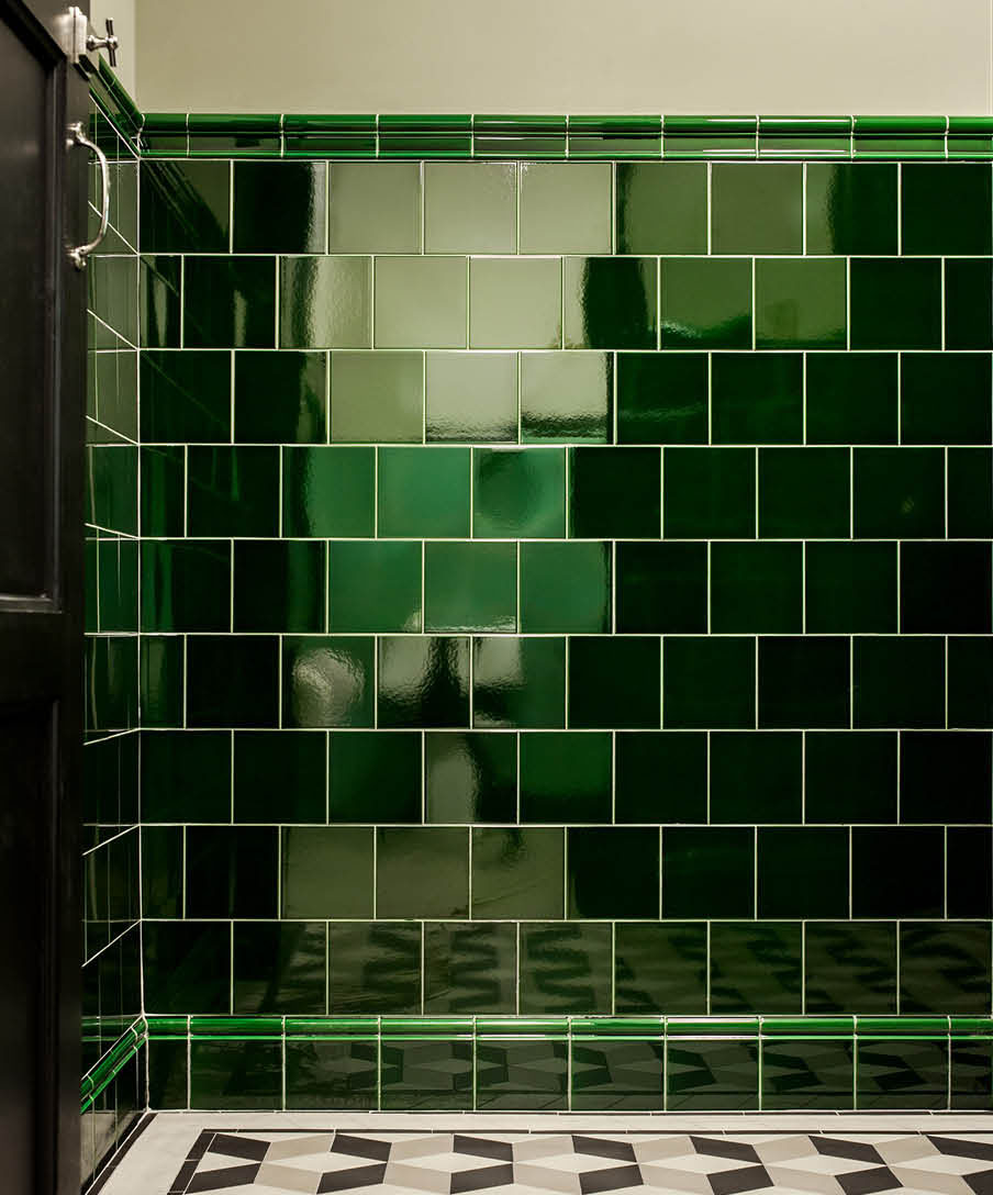 Restaurangtoalett med v&auml;ggar kl&auml;dda med kakel i kul&ouml;ren Victorian green. Profilplattorna Albert och Skirting inleder och avslutar. 