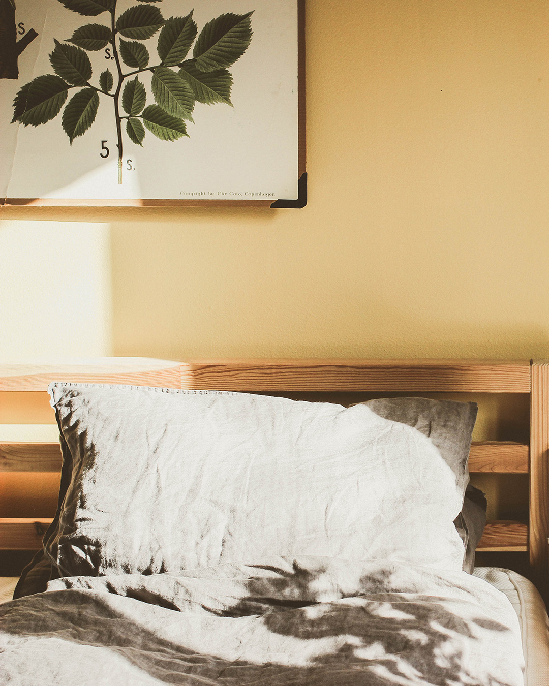 Sovrum med gulm&aring;lade v&auml;ggar i kul&ouml;ren Varmgul fr&aring;n Auro.