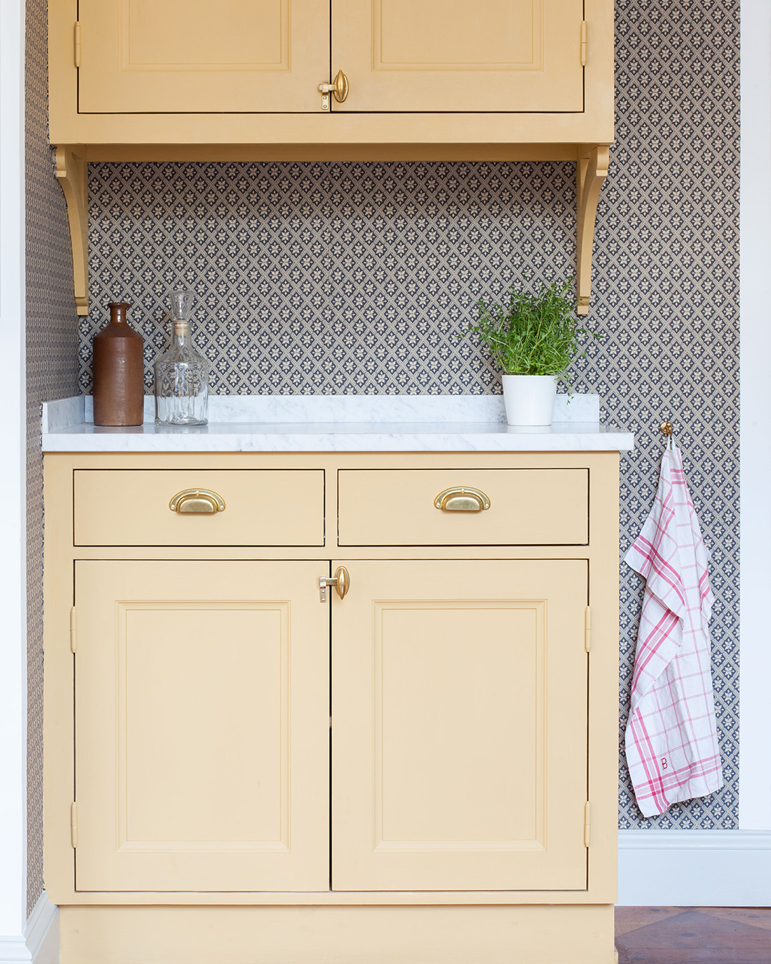 M&aring;ttbyggd k&ouml;ksdel som m&aring;lats med linoljef&auml;rg i kul&ouml;r Sandgul.