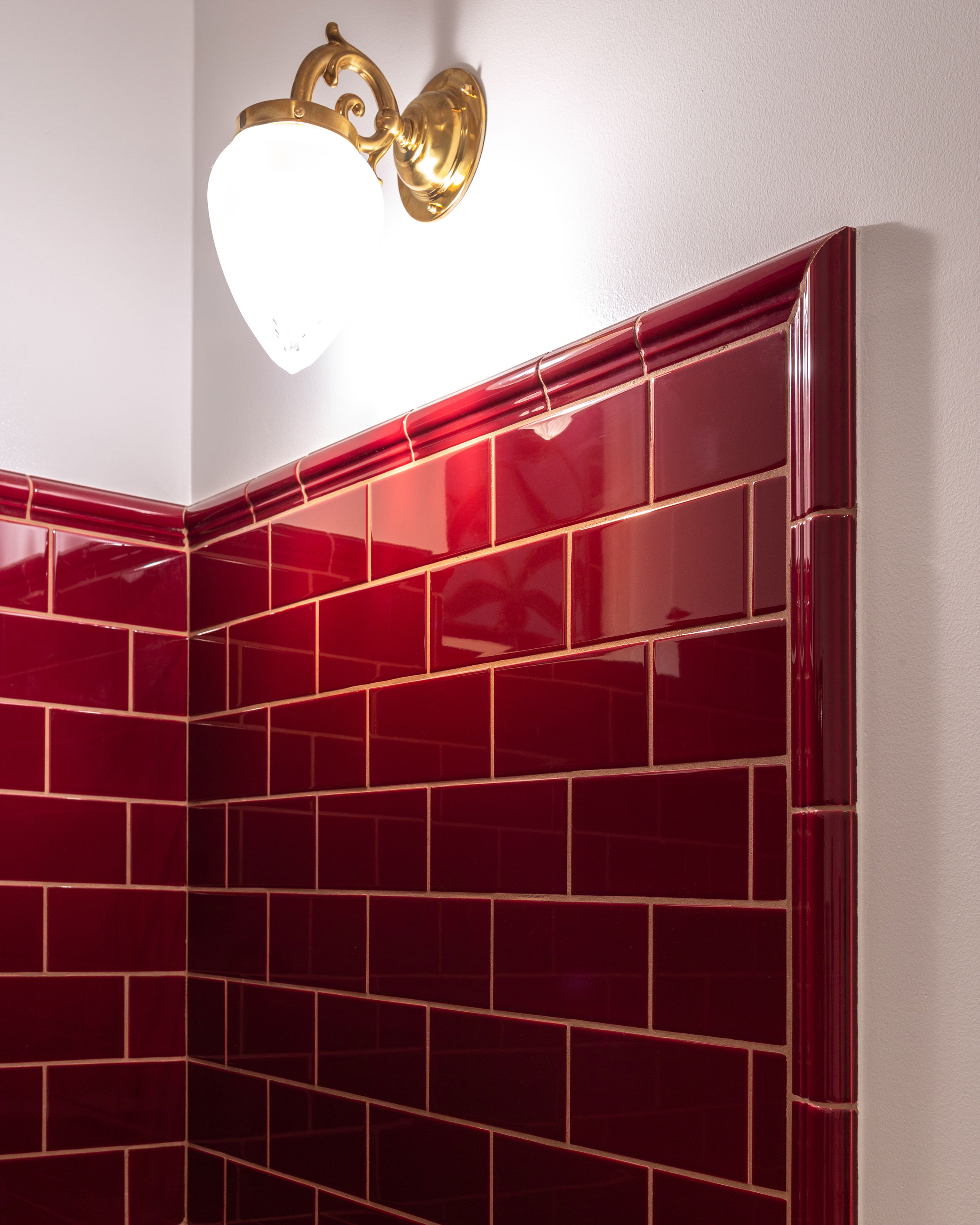 Kaklat h&ouml;rn i vinr&ouml;tt med dekorativ profilerad kant