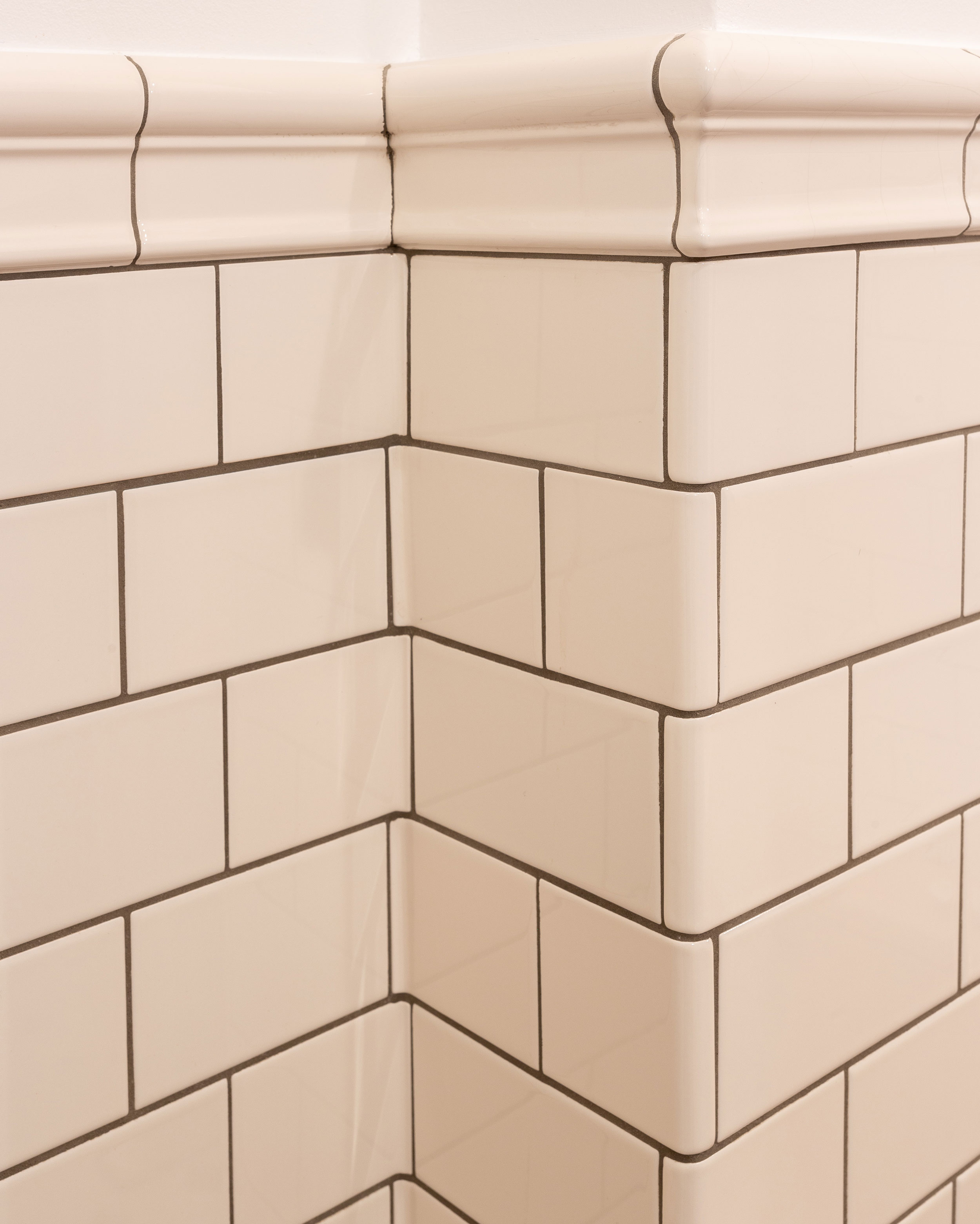 Kaklat h&ouml;rn med omslutande vita kakelplattor