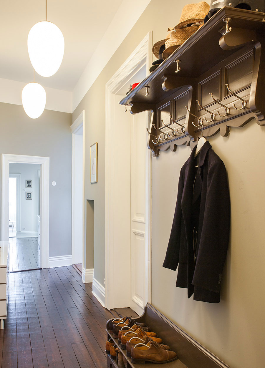 Revoverad hall i sekelskiftesl&auml;genhet med bevarade originaldetaljer.