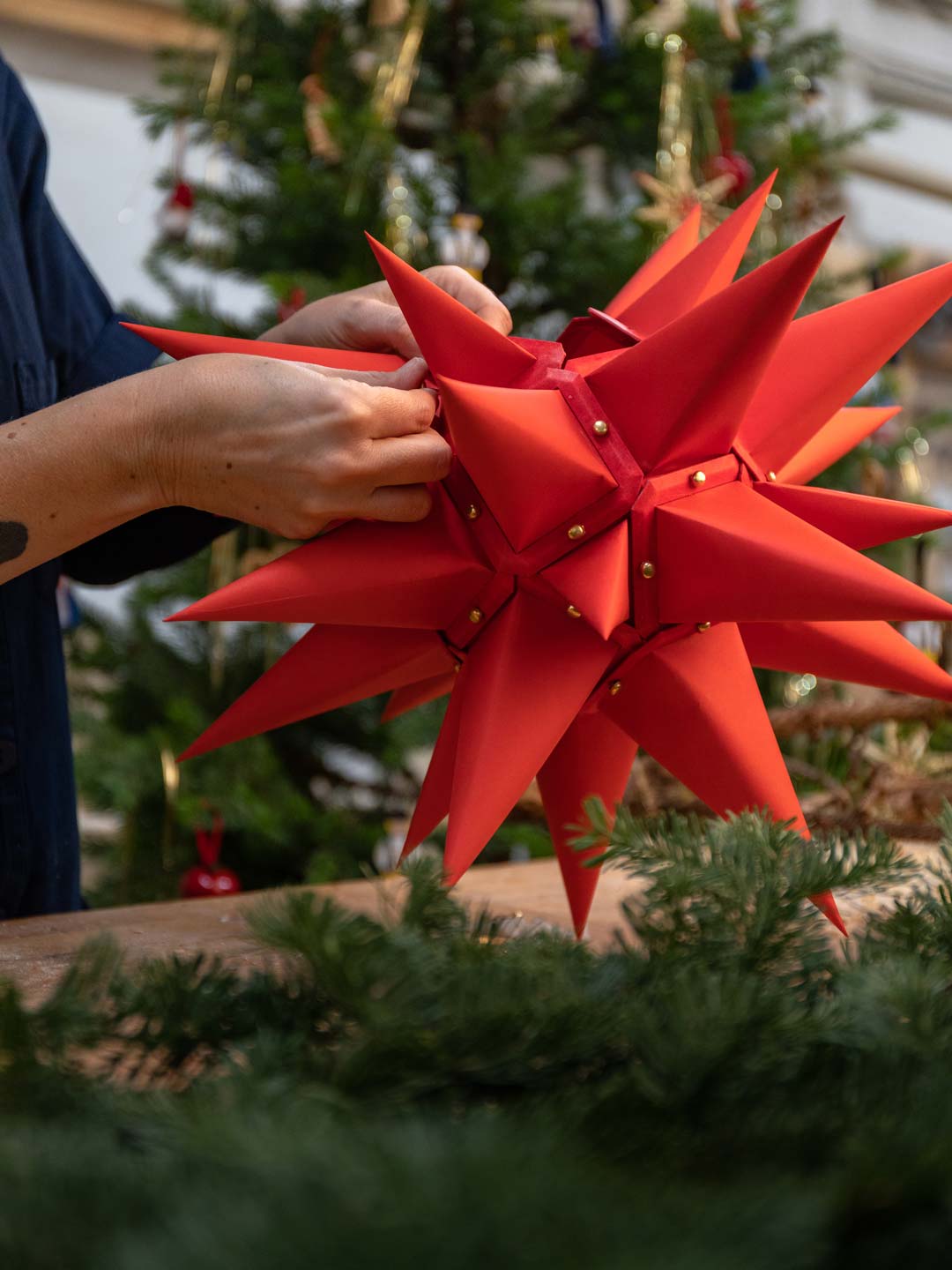 Montering av r&ouml;d herrnhutstj&auml;rna.