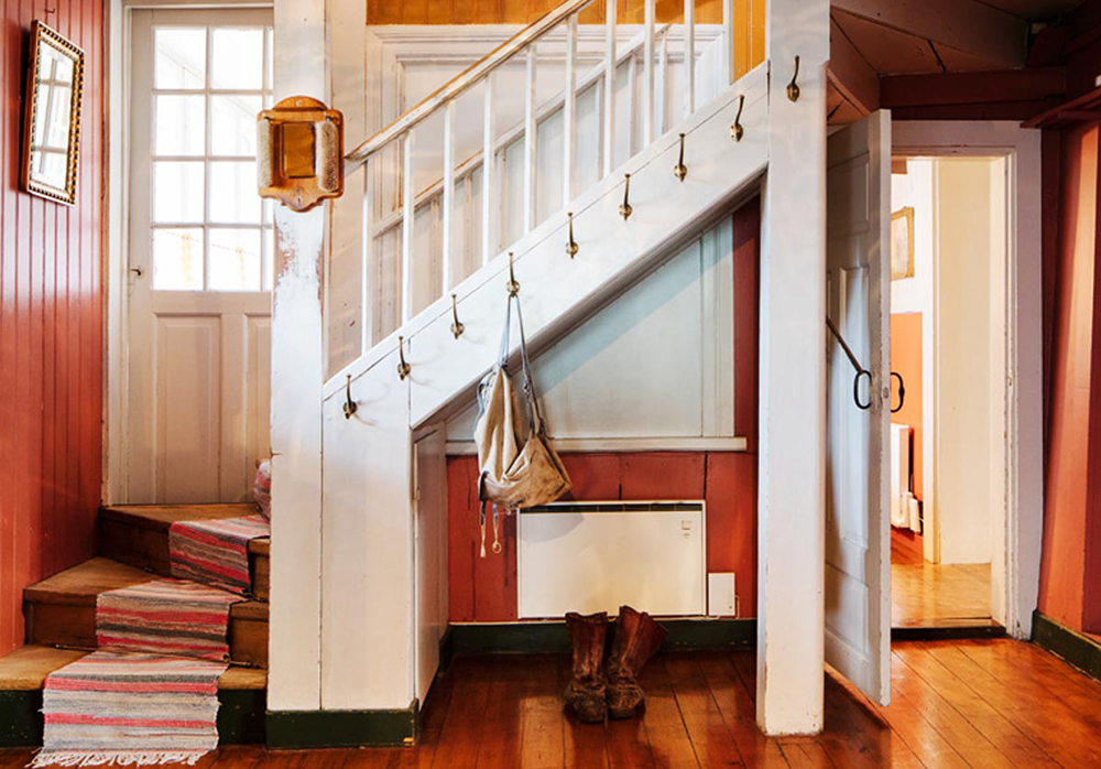 Trappa i entr&eacute;n till g&aring;rden med krokar i m&auml;ssing p&aring; kanten av trappan.