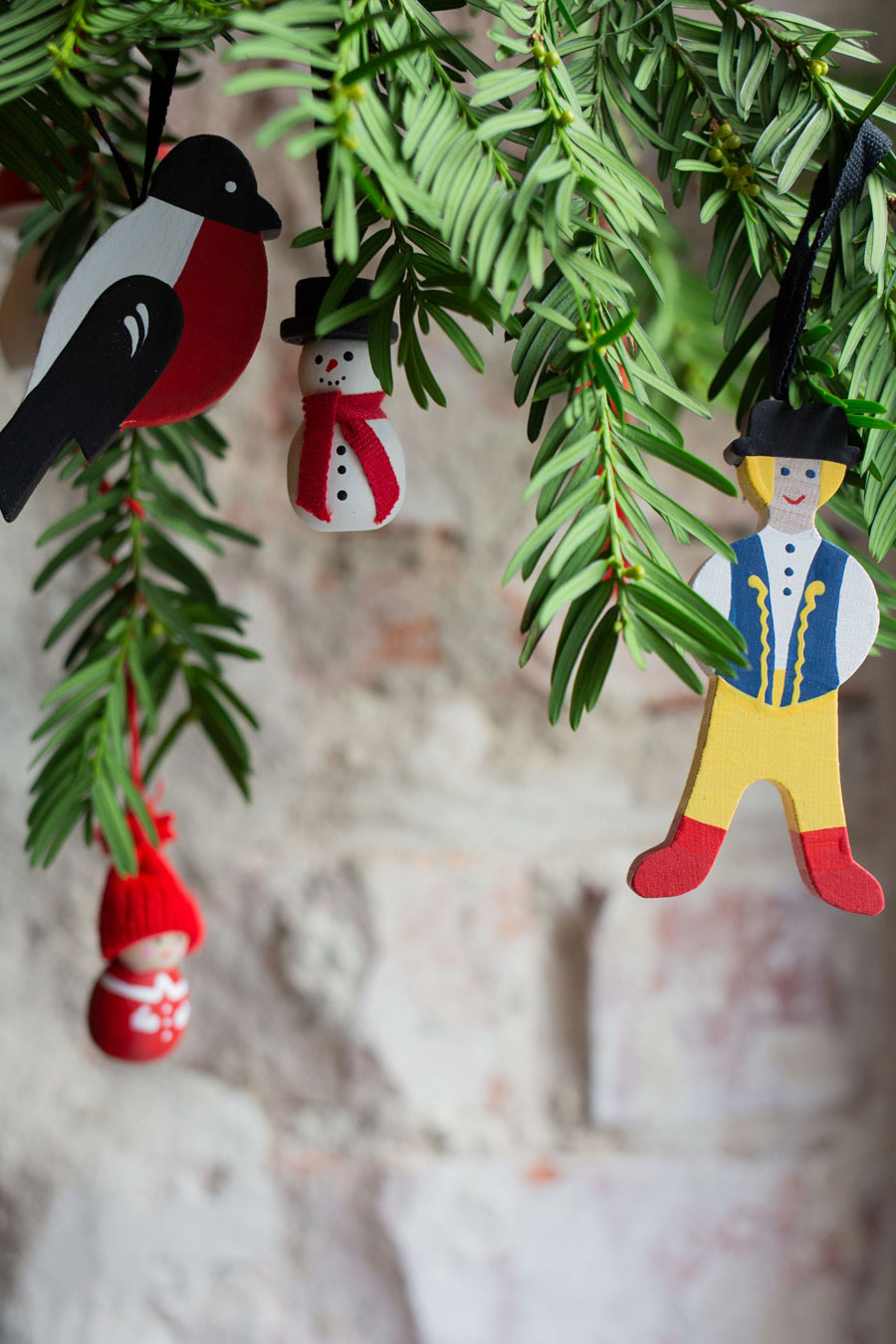 Klassiska m&aring;lade tr&auml;h&auml;ngen i motiv av domherre och man i folkdr&auml;kt