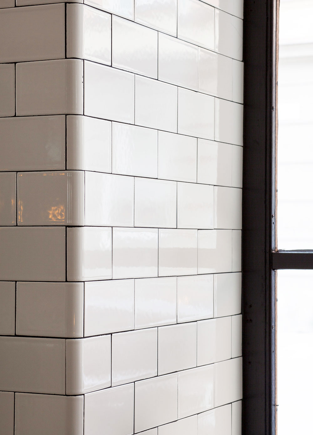 Kaklat h&ouml;rn med omslutande kakelplattor i vitt.