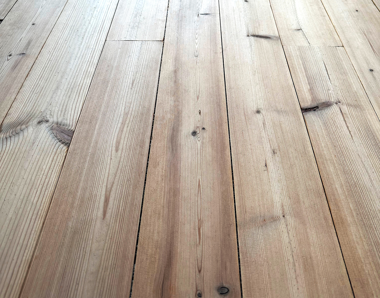 Ett golv har behandlats med kalkmj&ouml;lk.