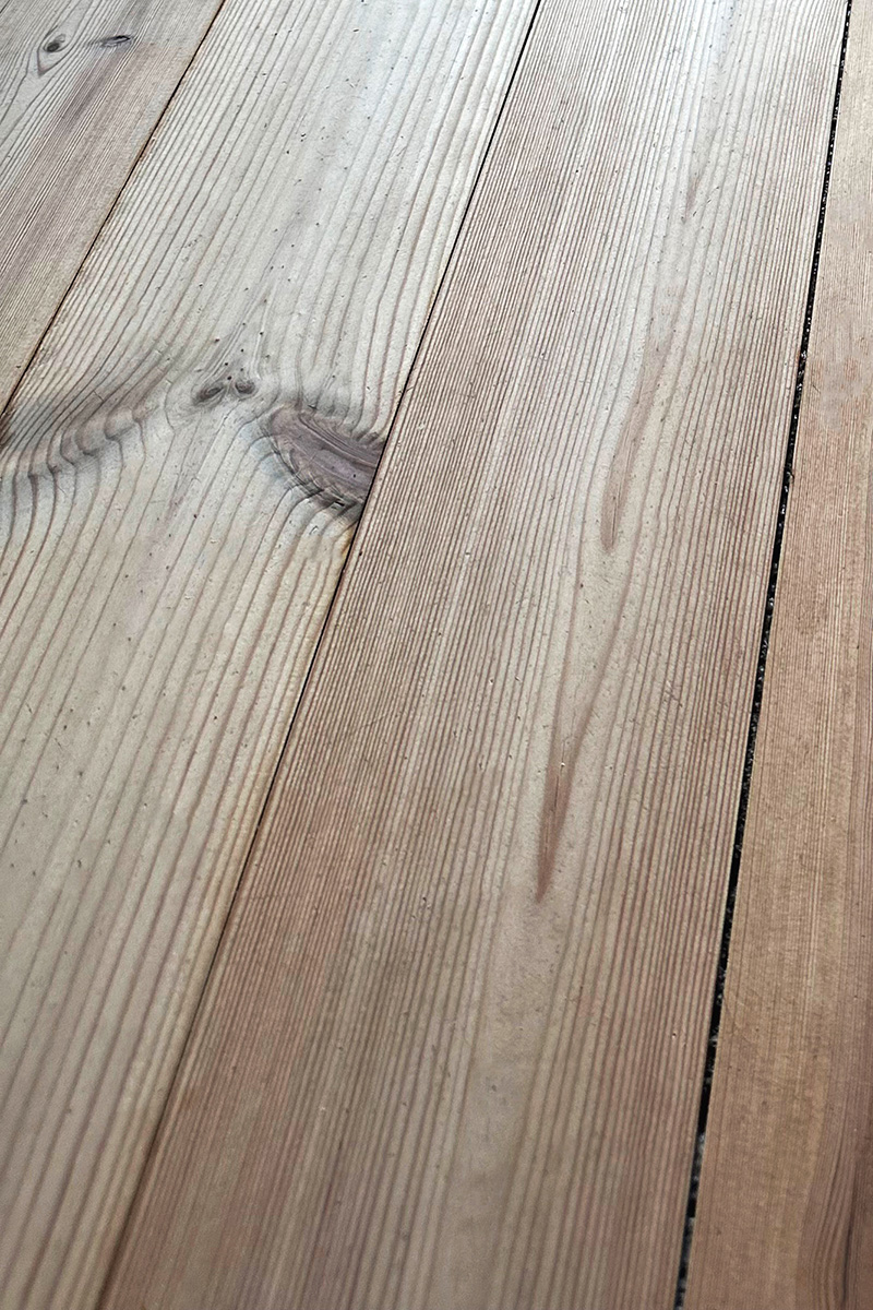 Ett ljust br&auml;dgolv av furu som ytbehandlats med kalkmj&ouml;lk och linolja.